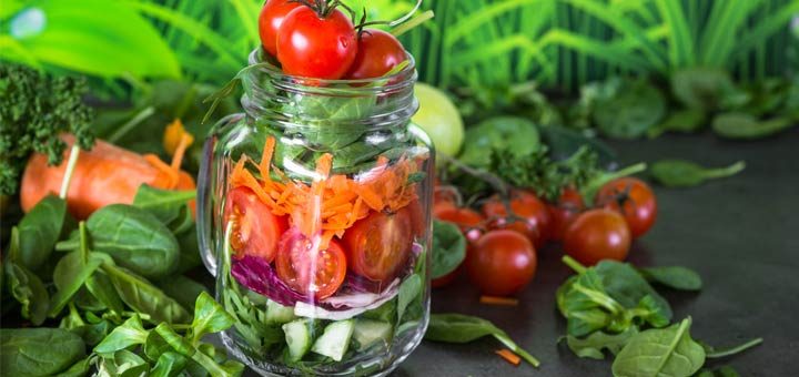 How To Prep And Build A Mason Jar Salad